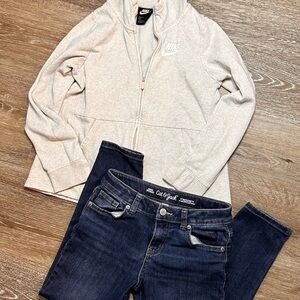 Outfit Nike Cream Zip-Up Jacket and jeans.